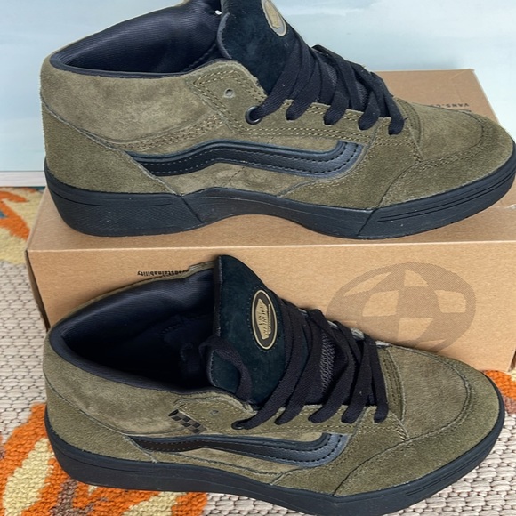 Vans Men’s Zahba Mid
Beatrice Domond Dark Olive
VN000CBSDOL
Sneakers - Picture 3 of 16